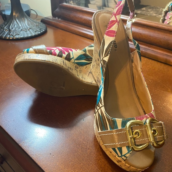 Classified size 7 floral print sandals - Picture 1 of 2